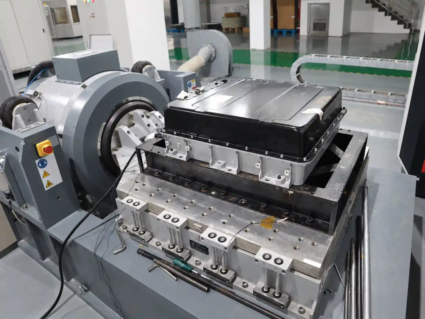 Battery pack mounted on a vibration test fixture